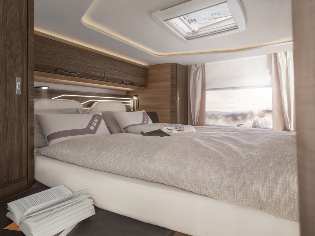 Nenalezeny informace o značce a modelu. Moderní interiér obytného auta s pohodlnou postelí a příjemným osvětlením.