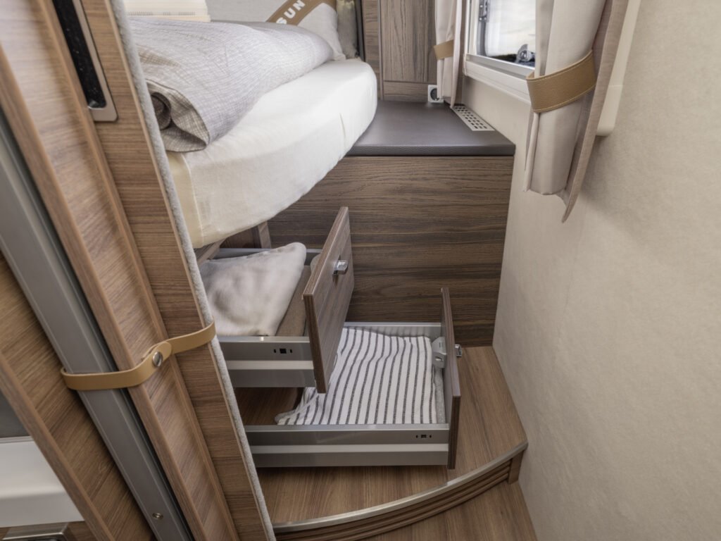 Obrázek interiéru karavanu s praktickými úložnými prostory. Skvělý design pro komfortní cestování.