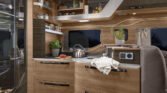 Moderní obytné auto s prostornou kuchyňí a stylovým interiérem. Ideální pro pohodlné cestování.