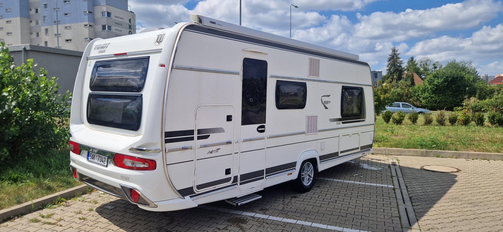 Karavan Dethleffs 550, moderní design, ideální pro pohodlné cestování a víkendové výlety.
