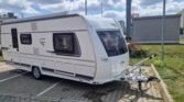 Karavan Dethleffs 550, moderní design, ideální pro pohodlné cestování a kempování v přírodě.