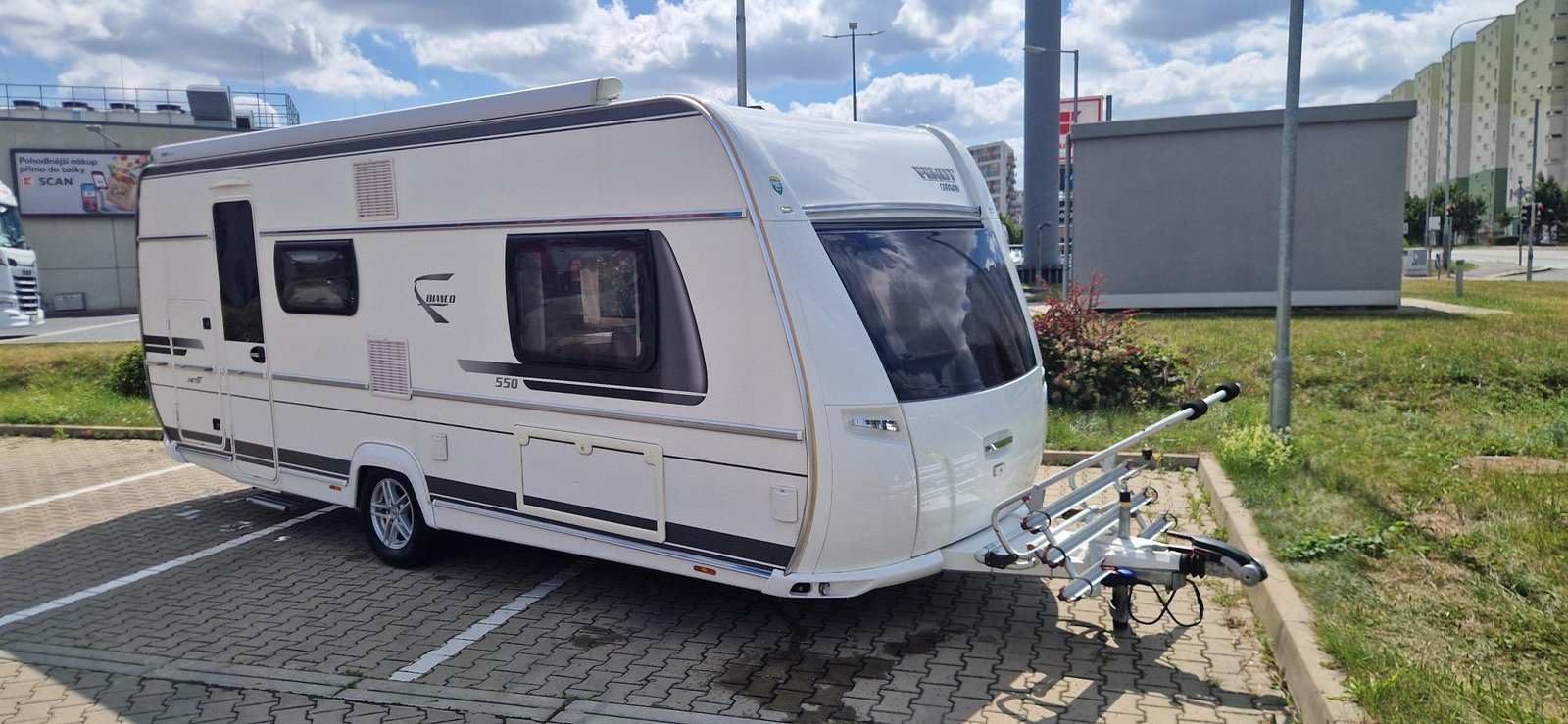 Karavan Dethleffs 550, moderní design, ideální pro pohodlné cestování a kempování v přírodě.