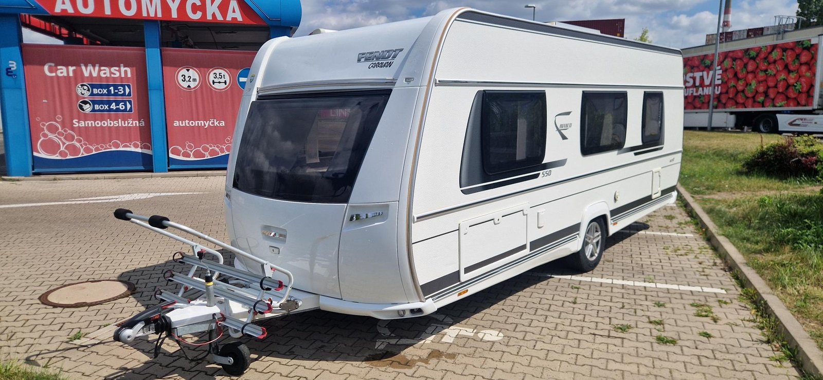 Karavan Fendt Bianco 550, moderní design a prostorné interiéry pro pohodlné cestování. Ideální na víkendové výlety!