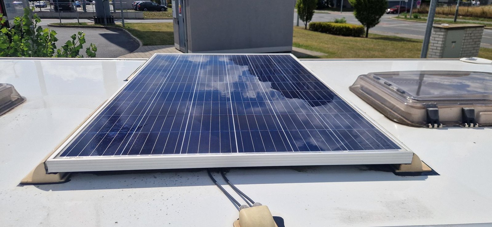 Na střeše obytňáku je solární panel, ideální pro energii na cestách. Obytňák není uveden.