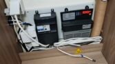 Obrázek zobrazuje elektroinstalaci uvnitř karavanu, včetně distribuční skříně a kabeláže.