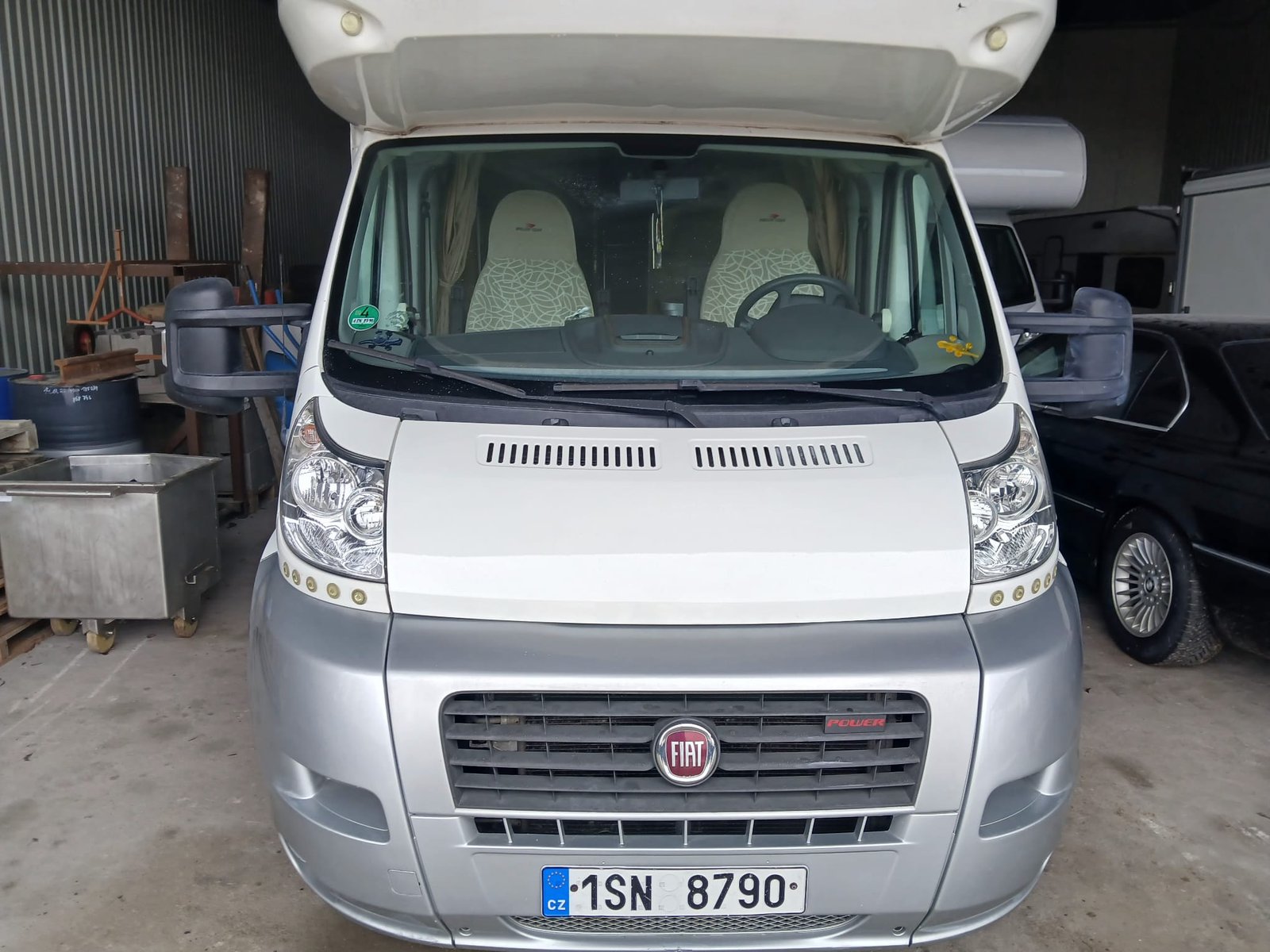 Obytné auto Fiat, elegantní design, ideální pro cestování a dobrodružství. Prozkoumejte svět pohodlně!