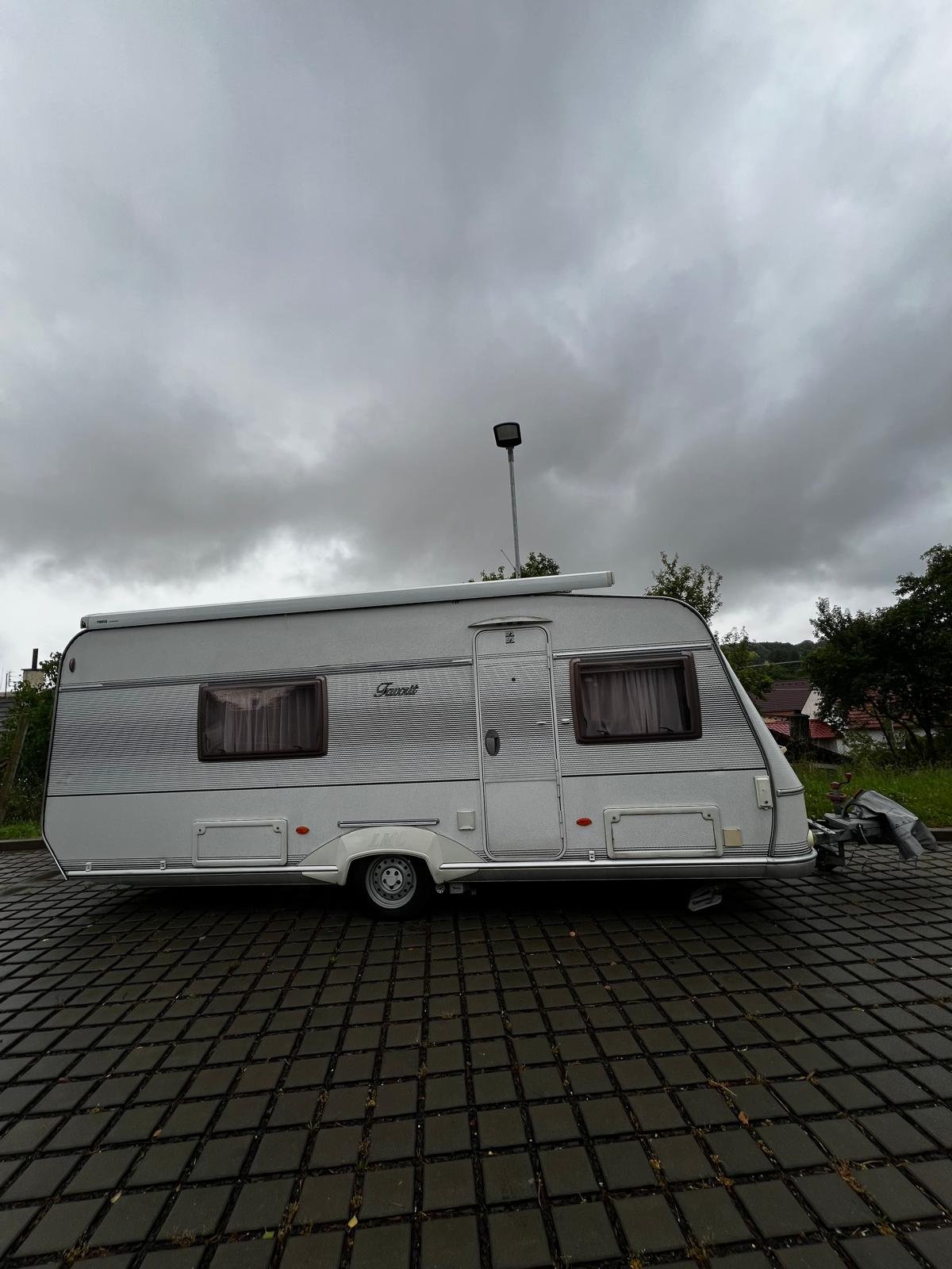 Bílý karavan značky Fendt, ideální pro dobrodružství, s prostorným interiérem a komfortem na cestách.