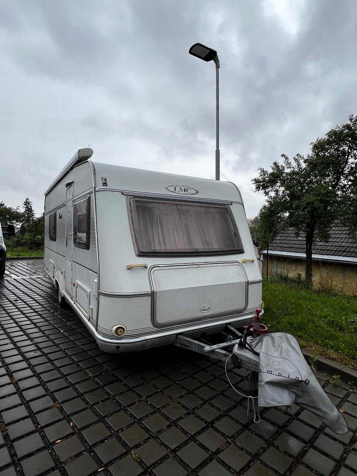 Karavan LMC, stylové vybavení, ideální pro dovolenou na cestách. Prozkoumejte přírodu s komfortem.