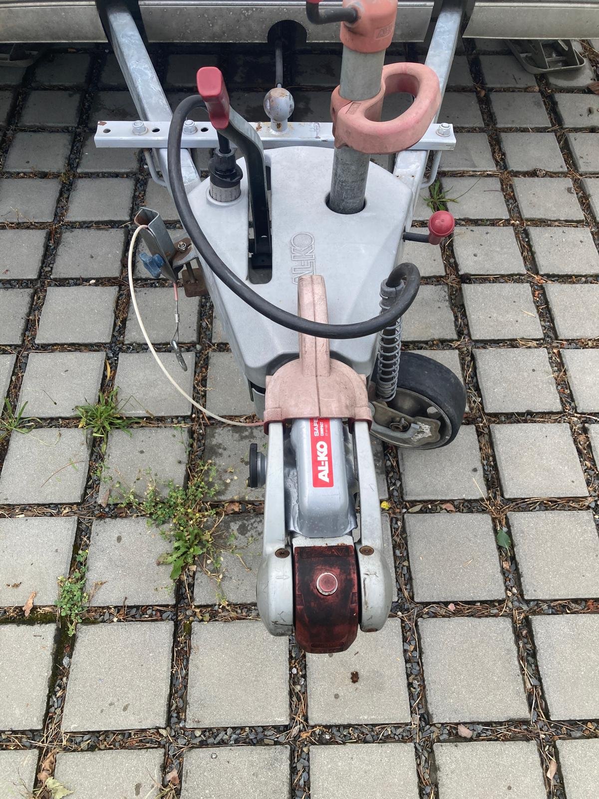 Obrázek zobrazuje karavan s tažným zařízením značky Al-Ko. Ideální pro cestování a dobrodružství.