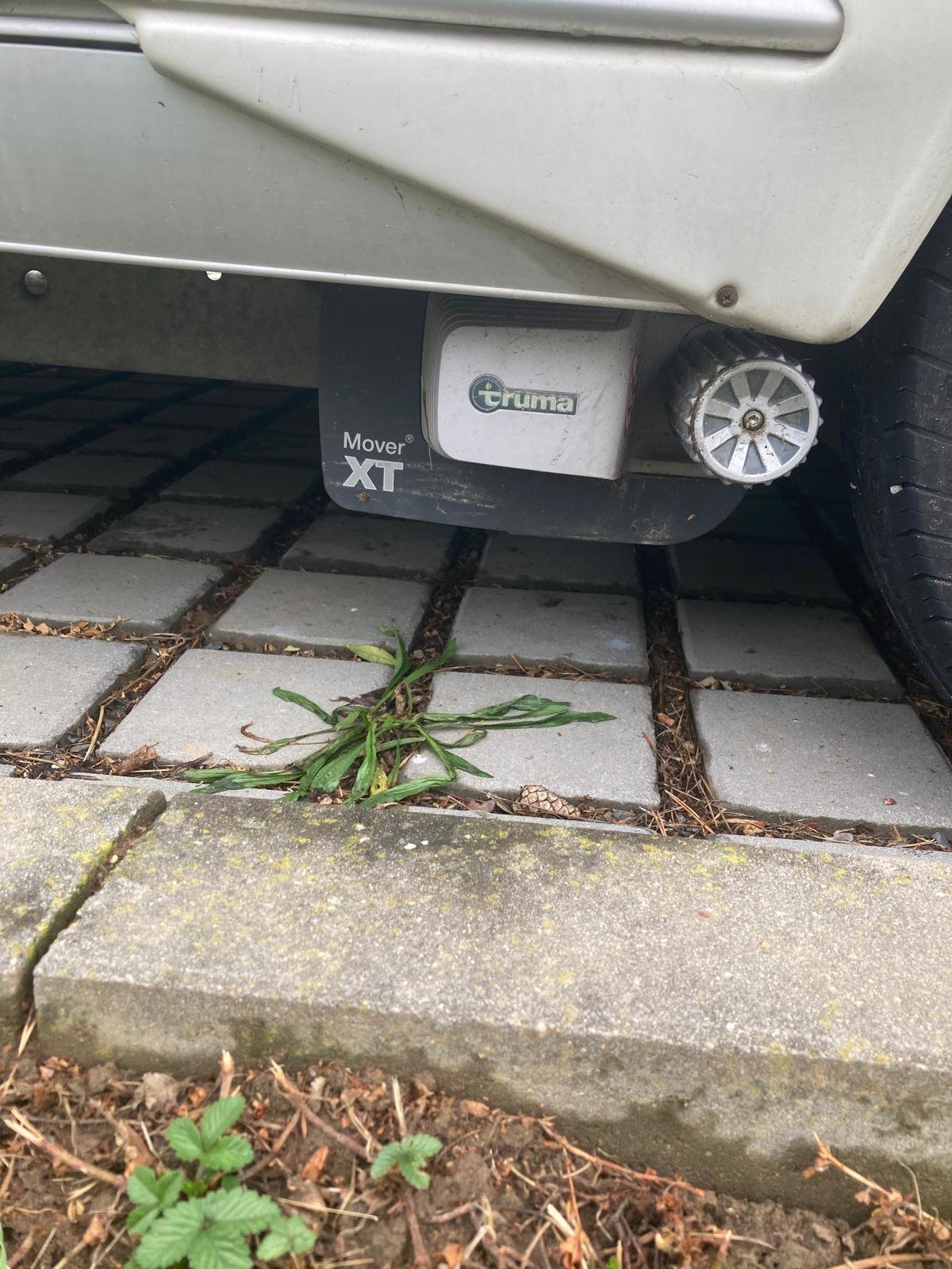 Na obrázku je zařízení Truma Mover XT pro snadné manévrování karavanu.