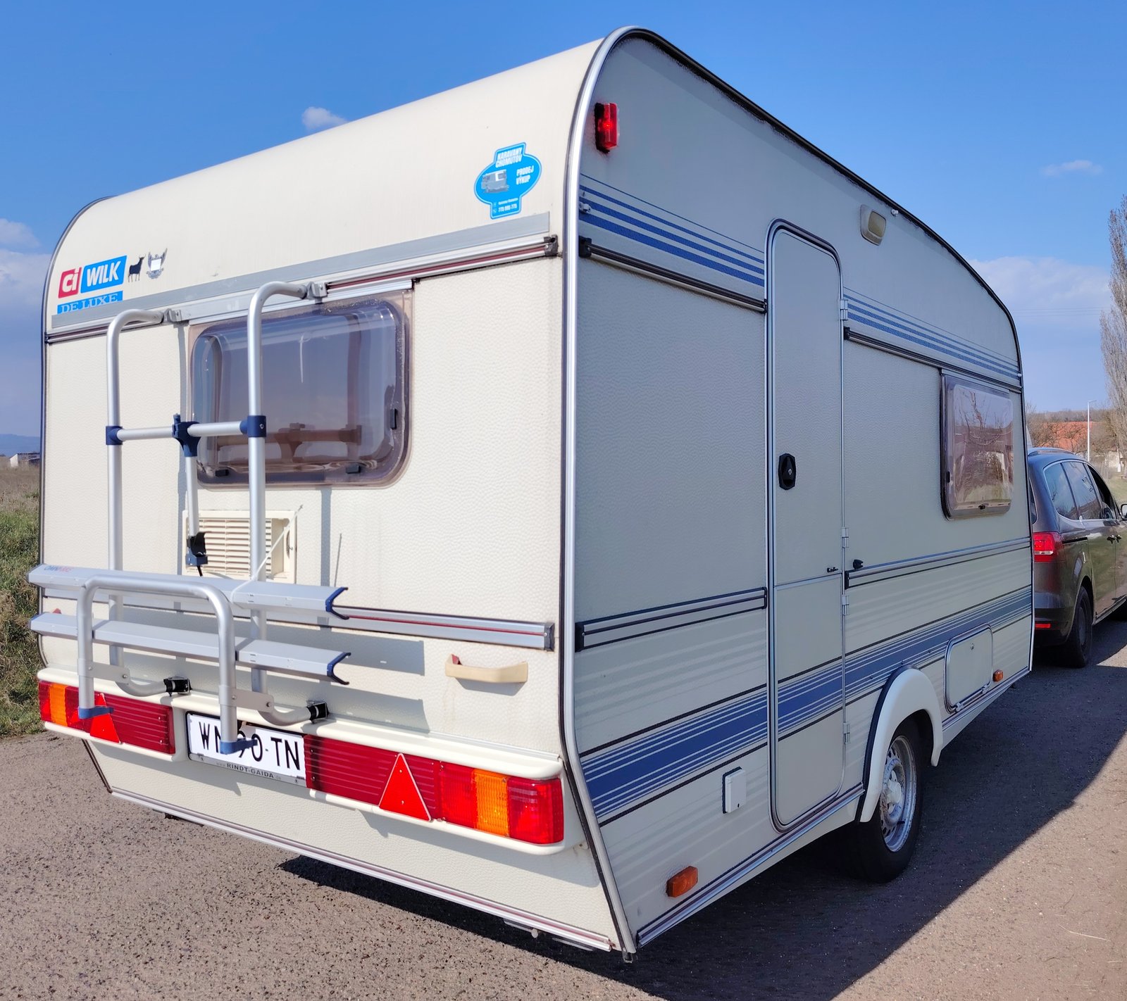 Karavan Wilk s elegantním designem, ideální pro pohodlné cestování a kempování.