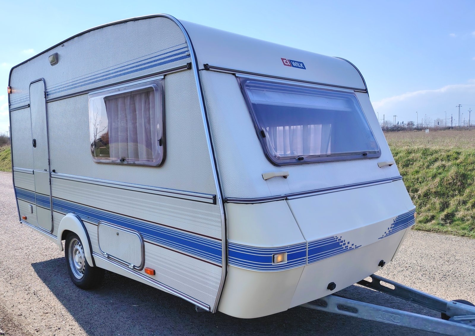 Karavan Wilk s bohatou výbavou, ideální pro rodinné výlety a kempování. Skvělý společník na cesty!