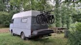 Obytné auto s jízdními koly na nosiči. Ideální pro dobrodružství v přírodě. Rádi cestujete?