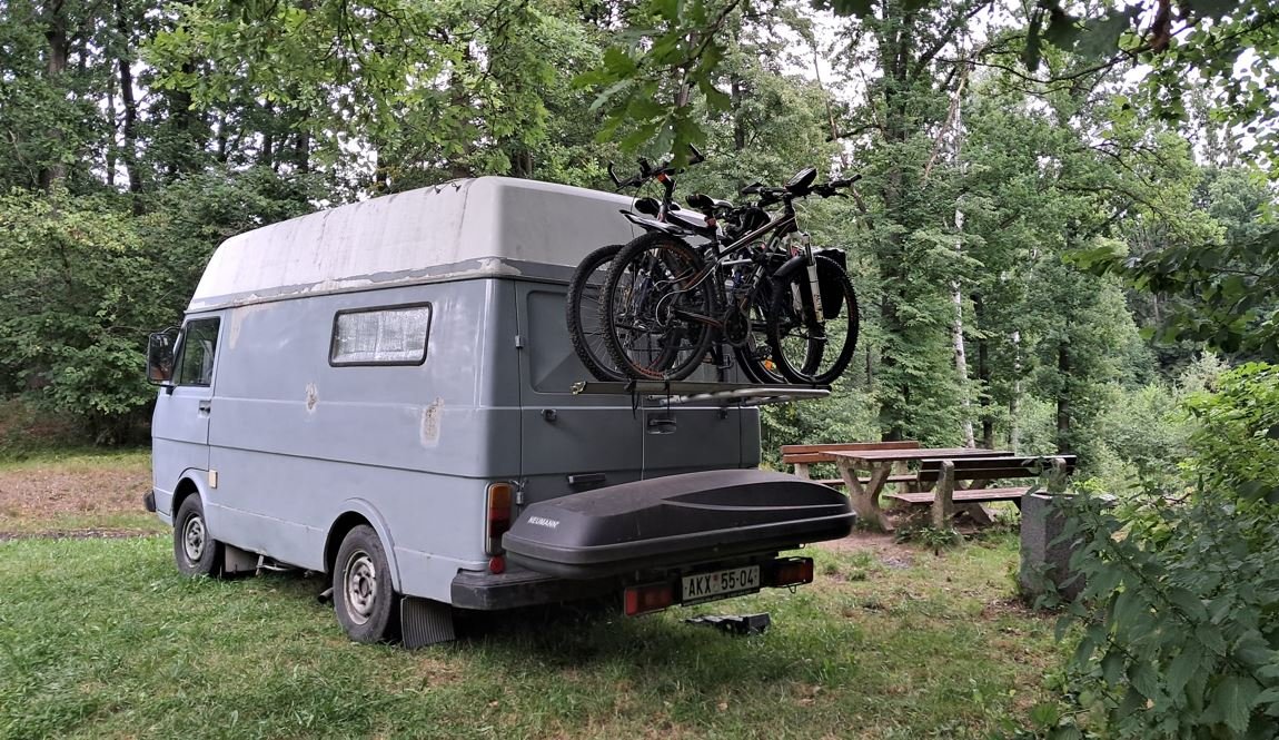 Obytné auto s jízdními koly na nosiči. Ideální pro dobrodružství v přírodě. Rádi cestujete?