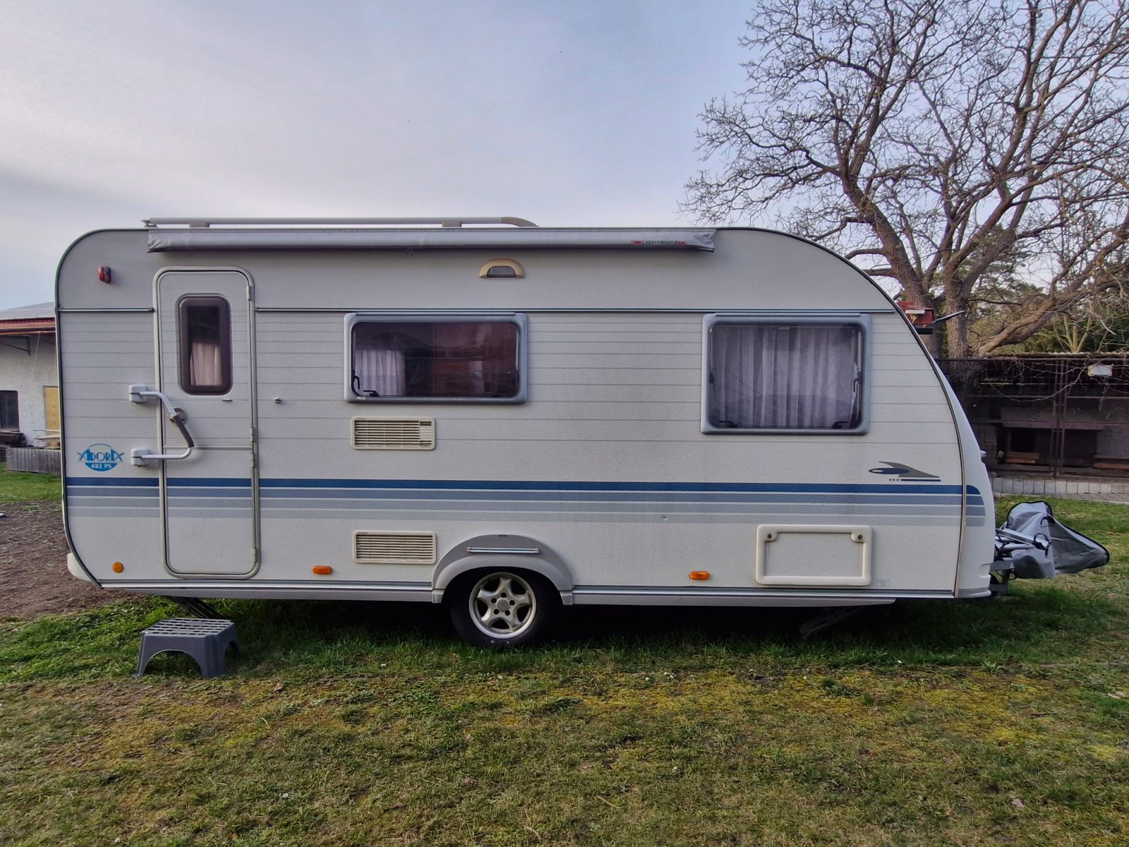 Karavan Dorka, moderní design, ideální pro dobrodružství v přírodě, pohodlné cestování a relaxaci.