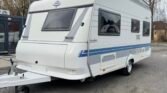 Karavan Hobby Excellent, ideální pro pohodlné cestování a kempování. Moderní design a prostorný interiér.