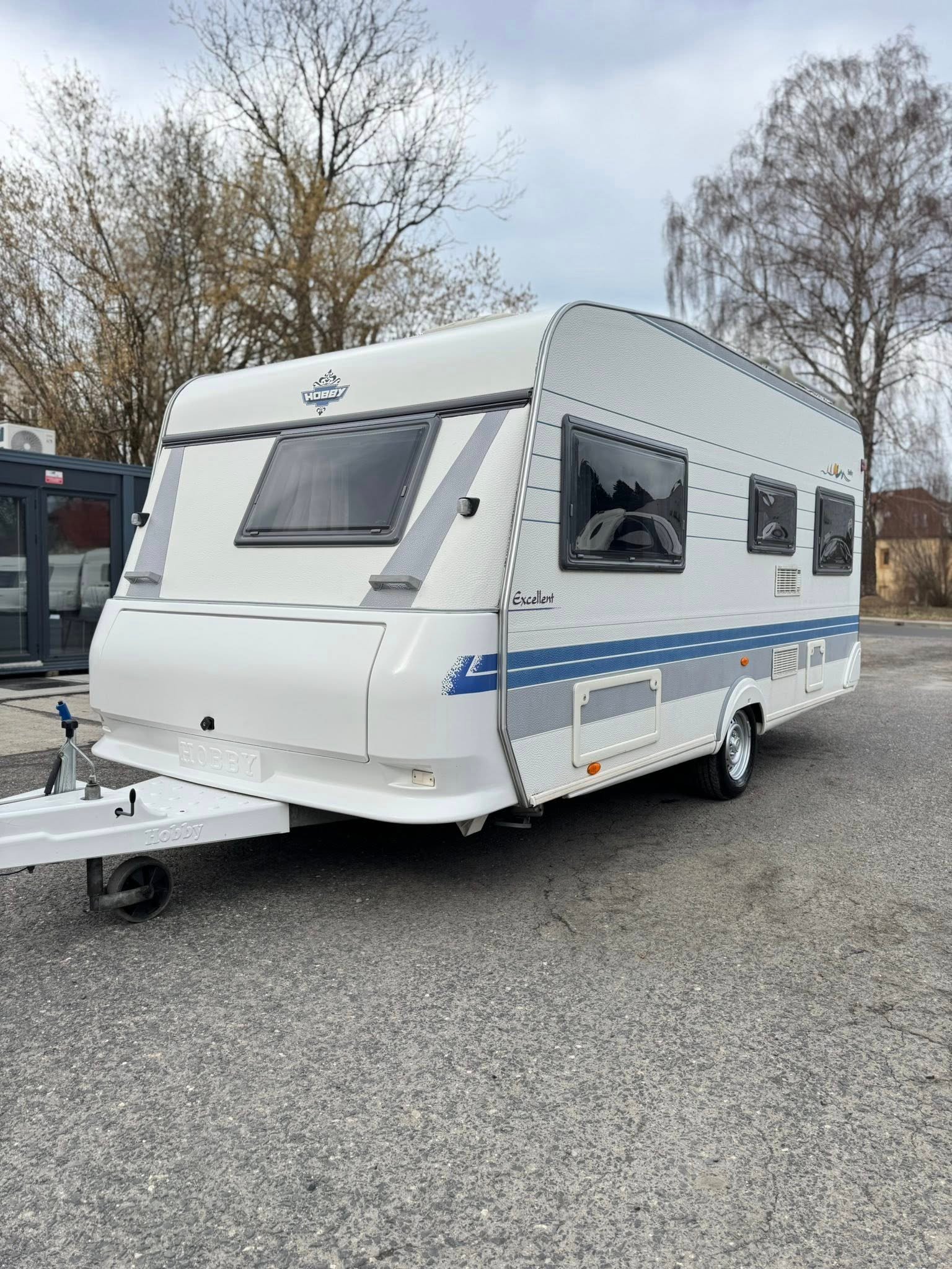 Karavan Hobby Excellent, ideální pro pohodlné cestování a kempování. Moderní design a prostorný interiér.