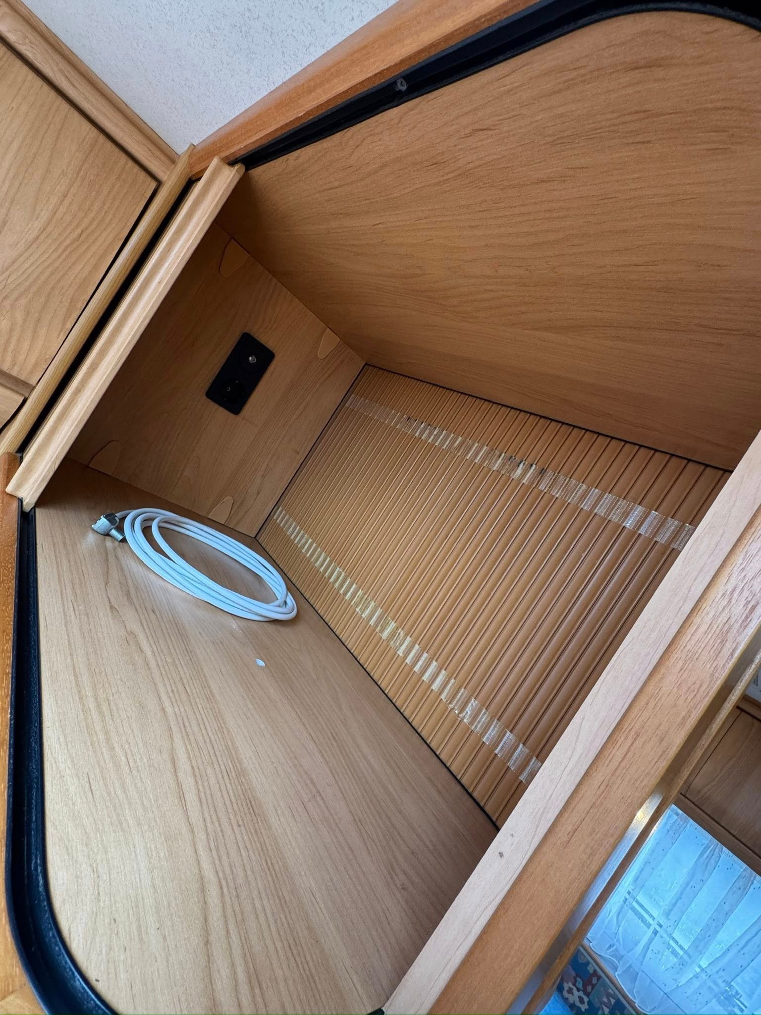 Obrázek ukazuje prázdný úložný prostor v obytném voze. Ideální pro organizaci vašeho vybavení na cesty.