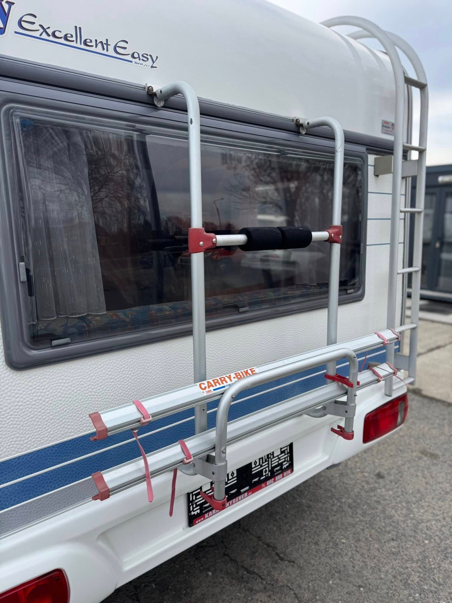 Karavan Excellent Easy s nosičem na kola. Ideální pro objevování přírody a komfortní cestování.