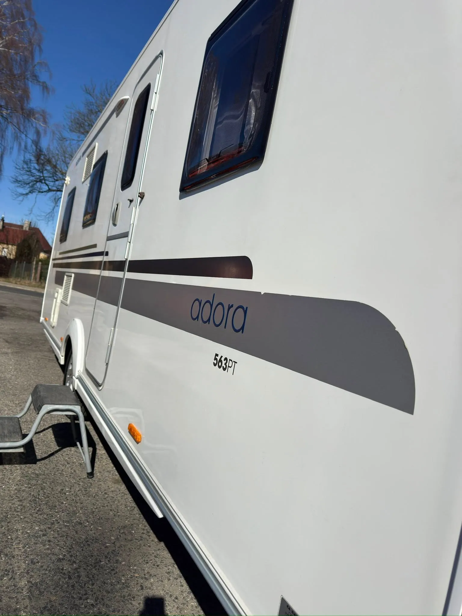 Přívěs za auto Adora 563PT, ideální pro pohodlné cestování s rodinou nebo přáteli.
