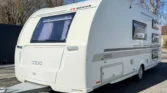 Karavan Adria Adora 543 PT, moderní a prostorný s elegantním designem pro pohodlné cestování.