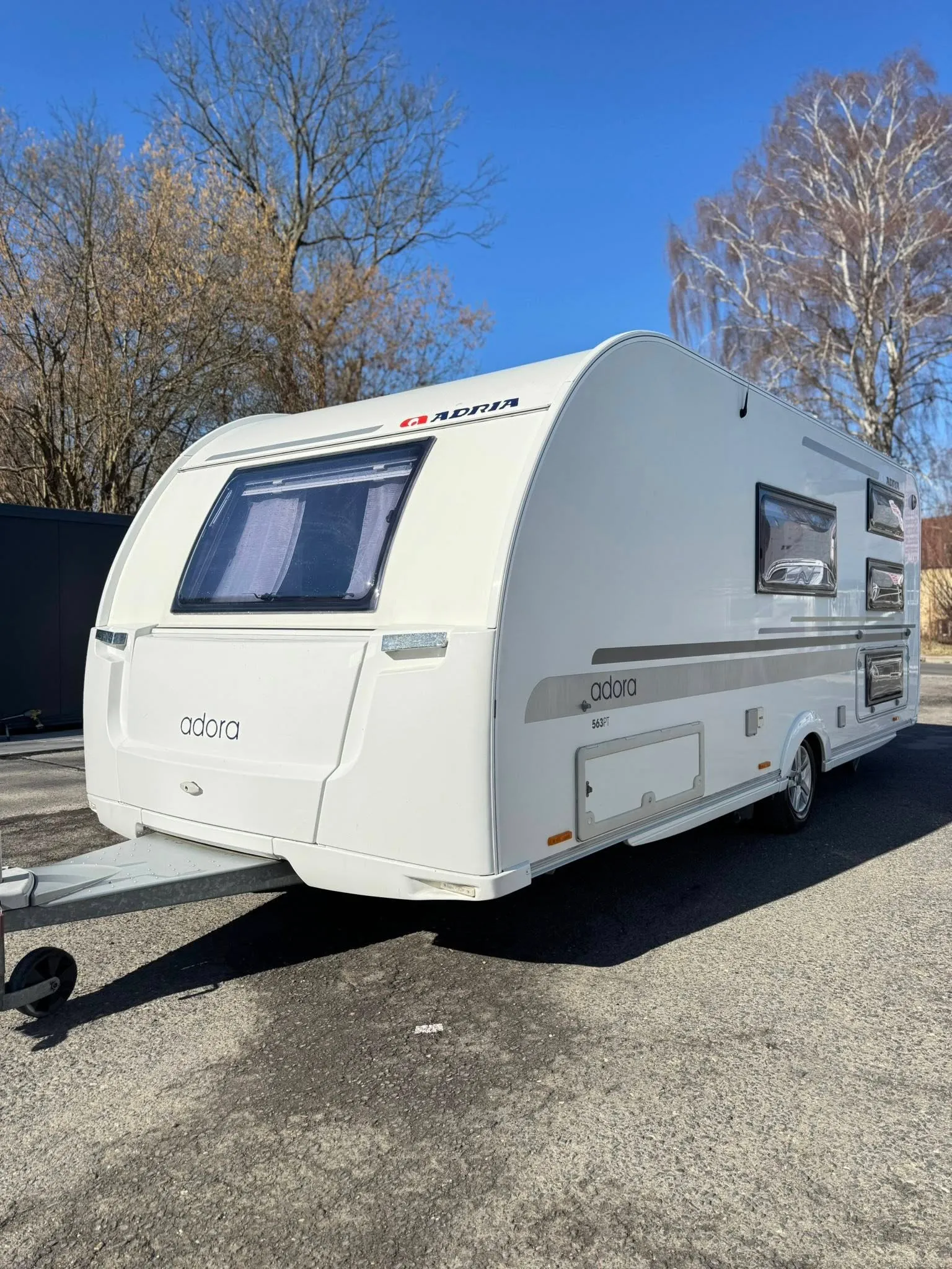 Karavan Adria Adora 543 PT, moderní a prostorný s elegantním designem pro pohodlné cestování.