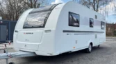 Karavan Adria Adora 563 UL, moderní a prostorný s elegantním designem pro pohodlné cestování.