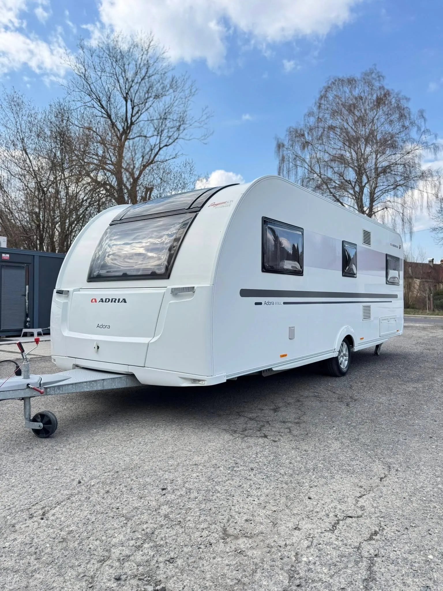 Karavan Adria Adora 563 UL, moderní a prostorný s elegantním designem pro pohodlné cestování.