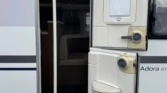Karavan Adora 613 je otevřený, s praktickým vstupem a originální designem. Ideální pro kempování.