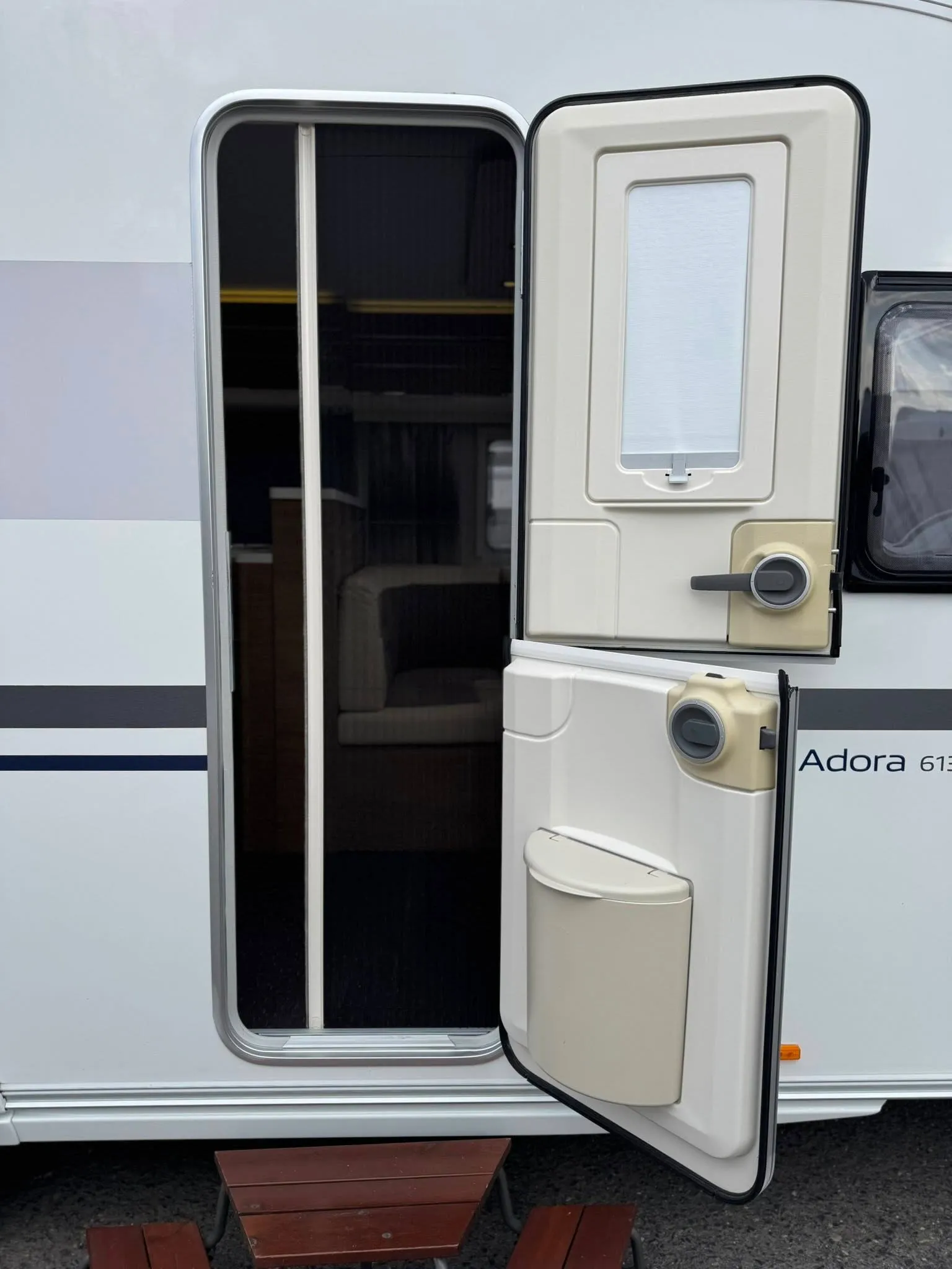 Karavan Adora 613 je otevřený, s praktickým vstupem a originální designem. Ideální pro kempování.