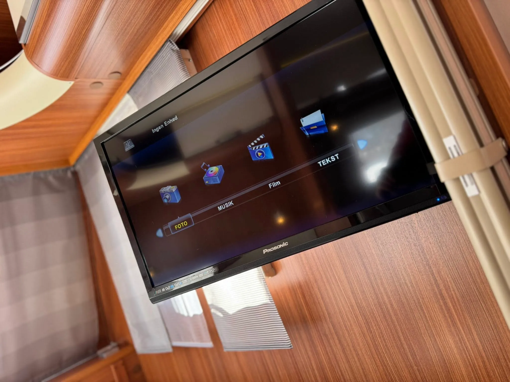 Obrázek zobrazuje displej s multimediálními možnostmi v obytném autě. Značka a model nejsou uvedeny.