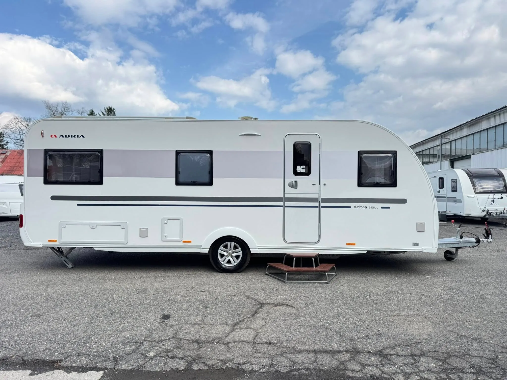 Karavan Adria Adora 613 UL, moderní design, ideální pro pohodlné cestování a kempování.