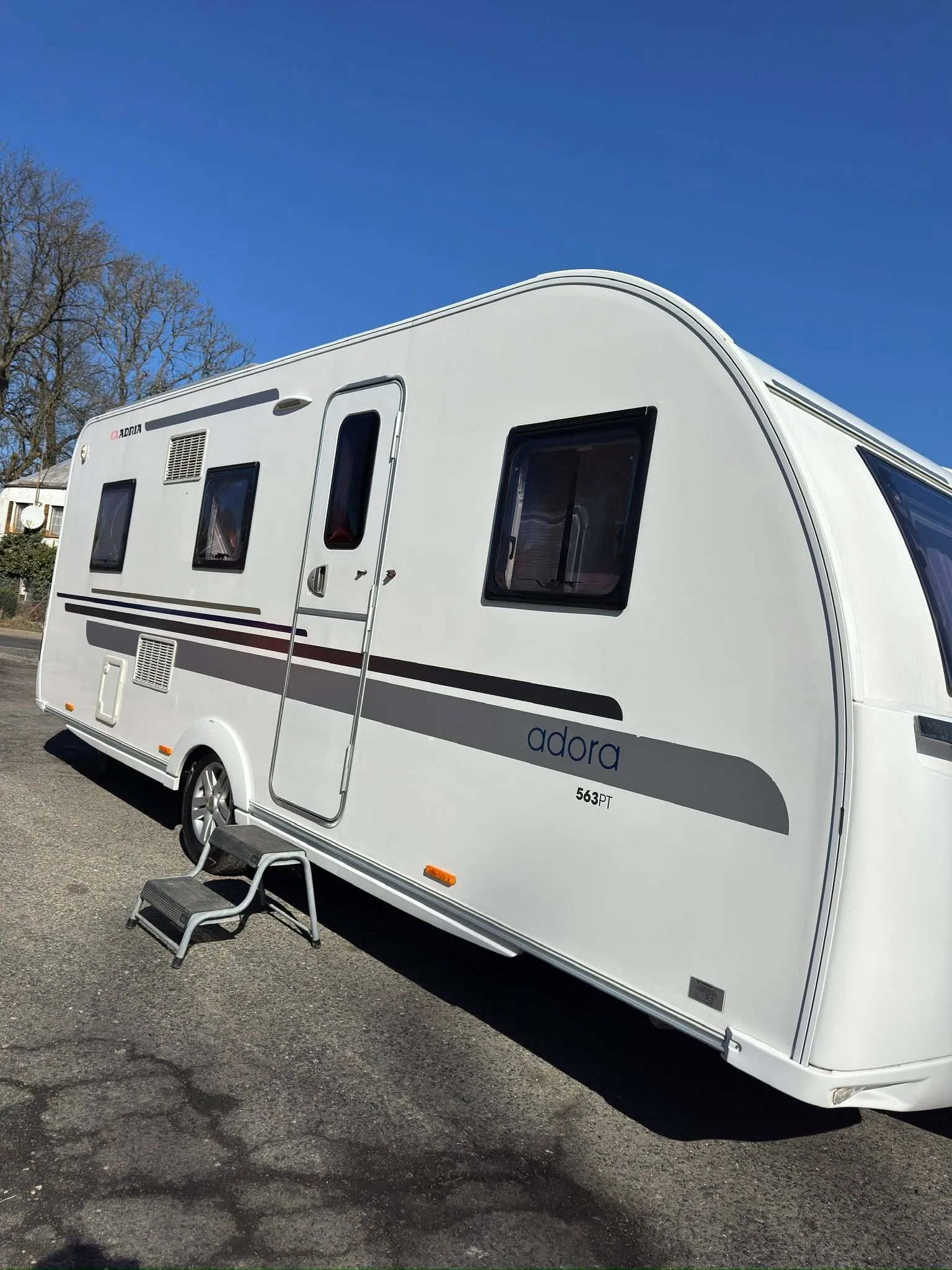Karavan Adora 563PT s moderním designem, ideální pro rodinné výlety a pohodlné kempování.