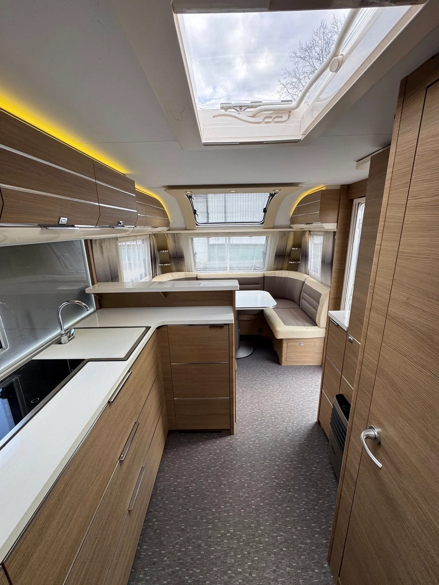 K modernímu karavanu patří útulný interiér, kuchyňský kout a dostatek úložného prostoru. Ideální pro dobrodružství!
