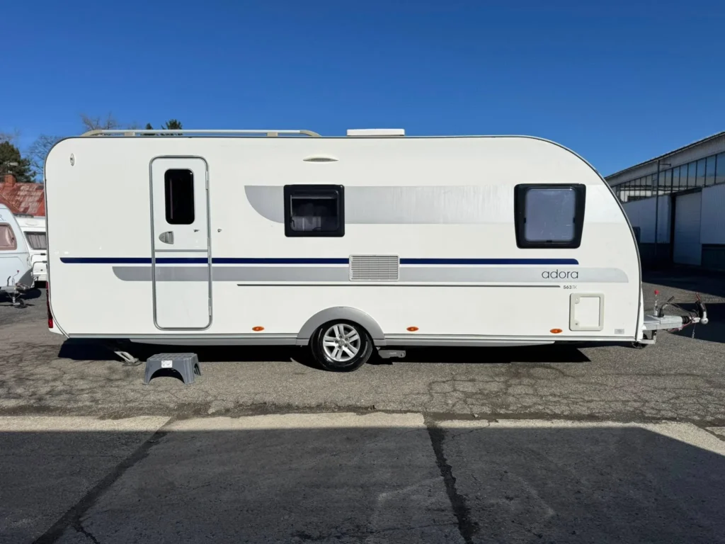 Karavan Adora 563TK, moderní a prostorný, ideální pro pohodlné cestování na dovolenou.