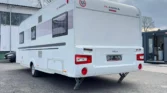 Karavan Adria Adora s moderním designem, ideální pro dobrodružství na cestách.