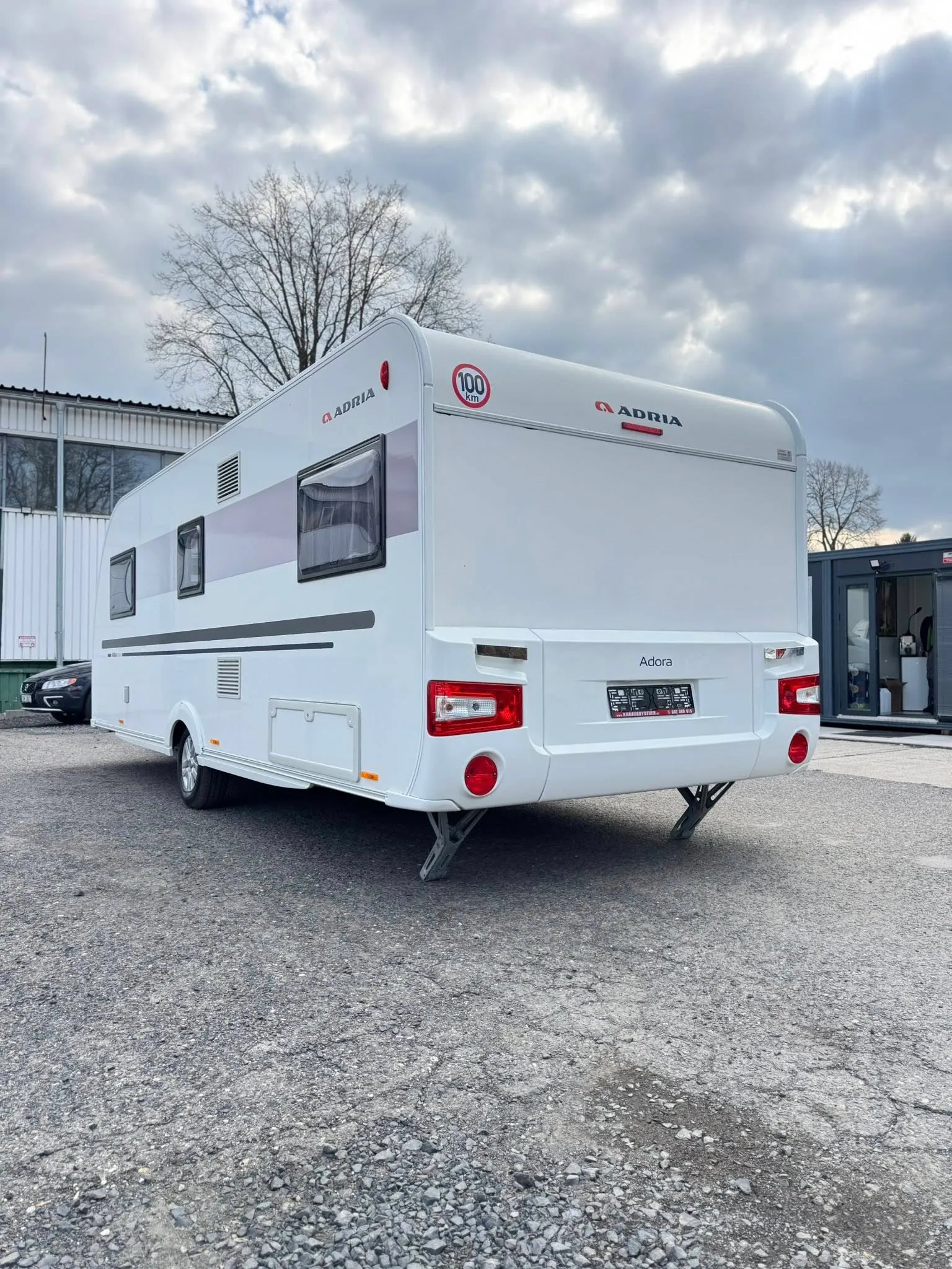 Karavan Adria Adora s moderním designem, ideální pro dobrodružství na cestách.