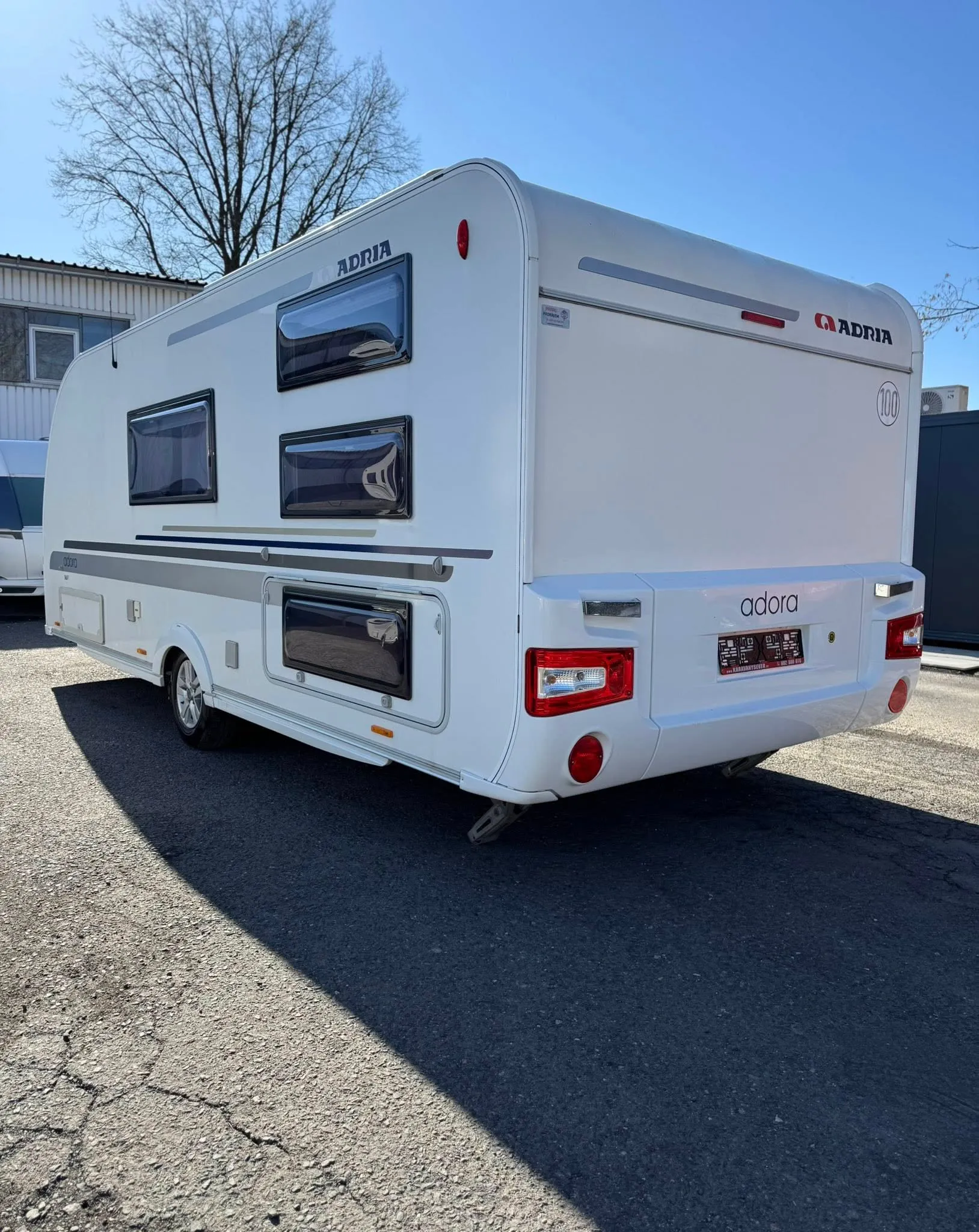 Karavan Adria Adora s moderním designem a prostorným interiérem. Ideální společník na cesty.