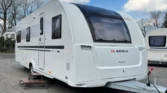 Karavan Adria Adora v moderním designu, ideální pro komfortní cestování. Skvělá volba na dovolenou!