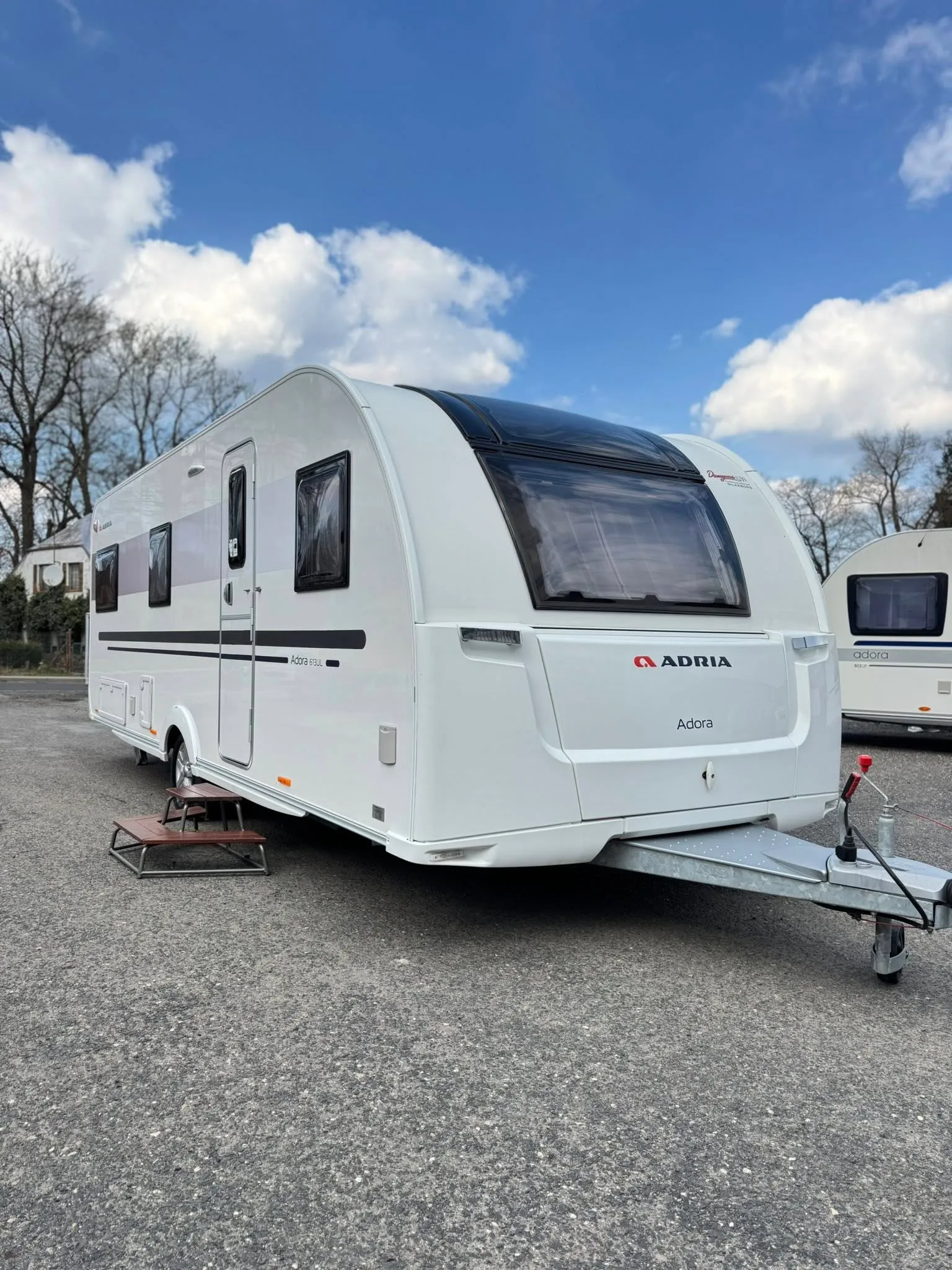 Karavan Adria Adora v moderním designu, ideální pro komfortní cestování. Skvělá volba na dovolenou!