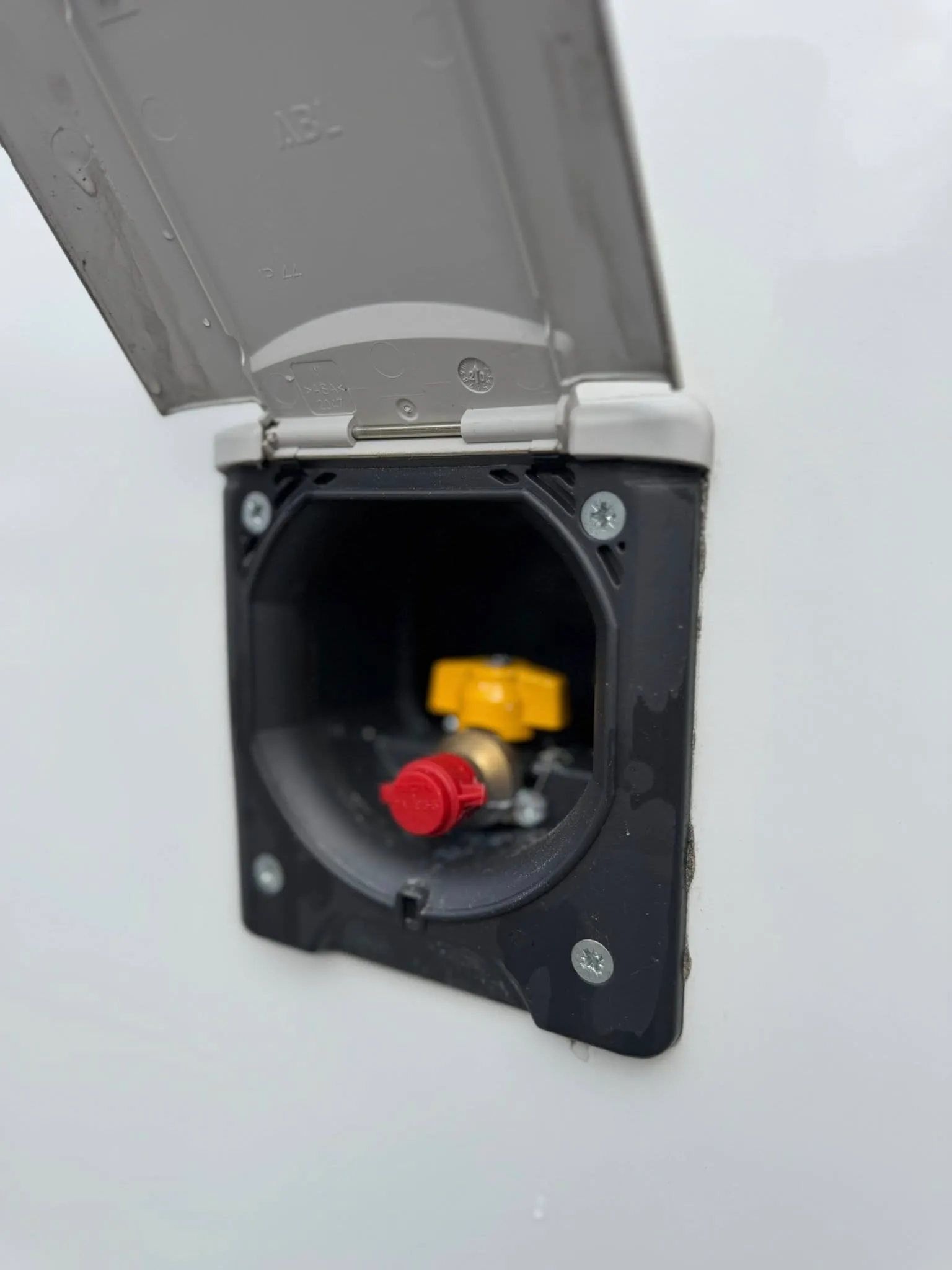 Obrázek ukazuje ventilaci pro navádění vody v obytném voze. Značka a model nejsou viditelné.