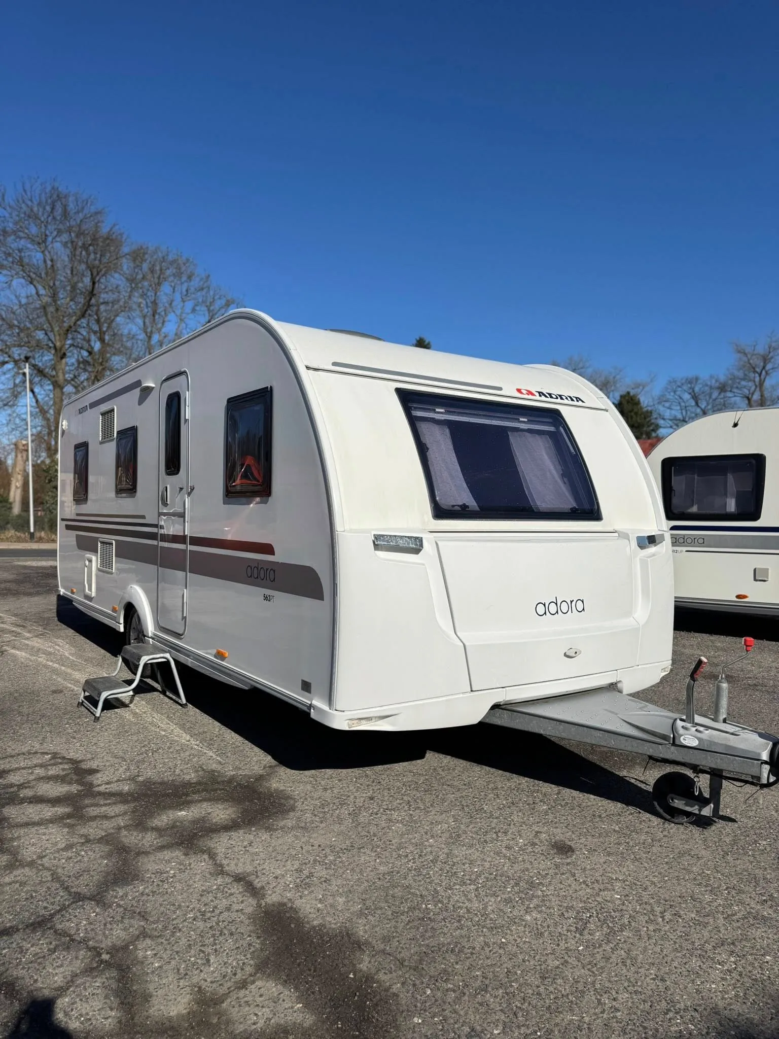 Karavan Adora, ideální pro pohodlné cestování, s moderním designem a prostorným interiérem.