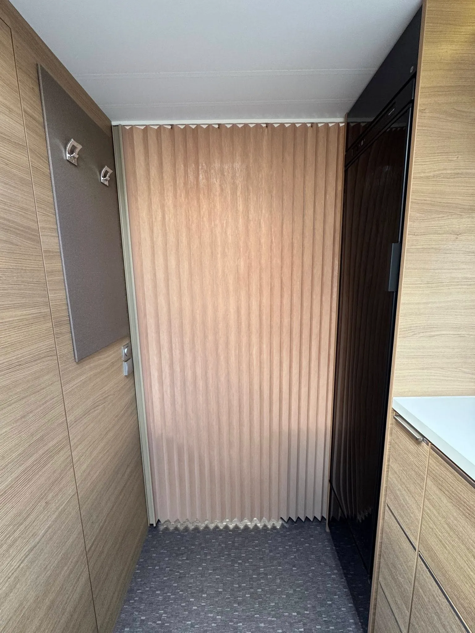 Obrázek interiéru moderního obytného vozu s elegantním designem a praktickými prvky.