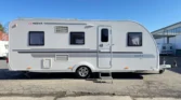 Karavan Adria Adora 543 PT, moderní a prostorný, ideální pro pohodlné cestování.