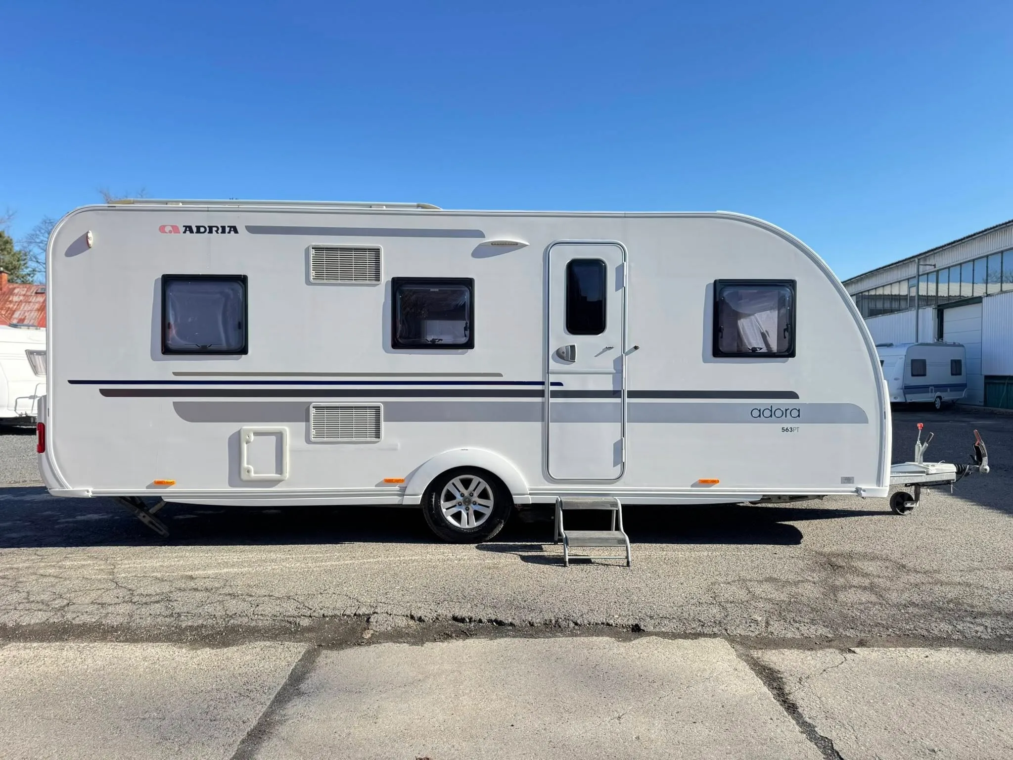 Karavan Adria Adora 543 PT, moderní a prostorný, ideální pro pohodlné cestování.
