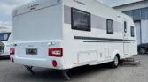 Karavan Adria Adora s moderním designem, ideální pro vaše dobrodružství na cestách.