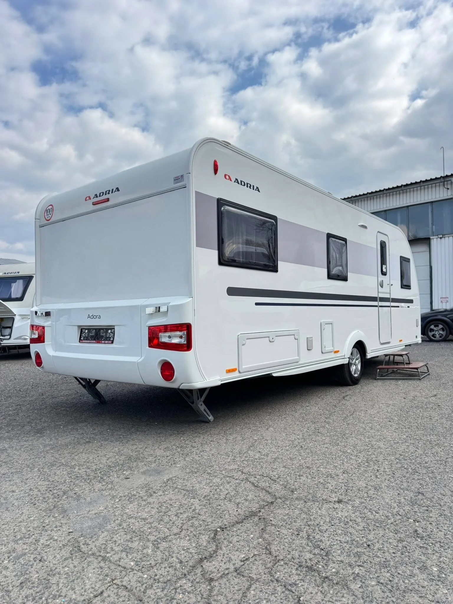 Karavan Adria Adora s moderním designem, ideální pro vaše dobrodružství na cestách.