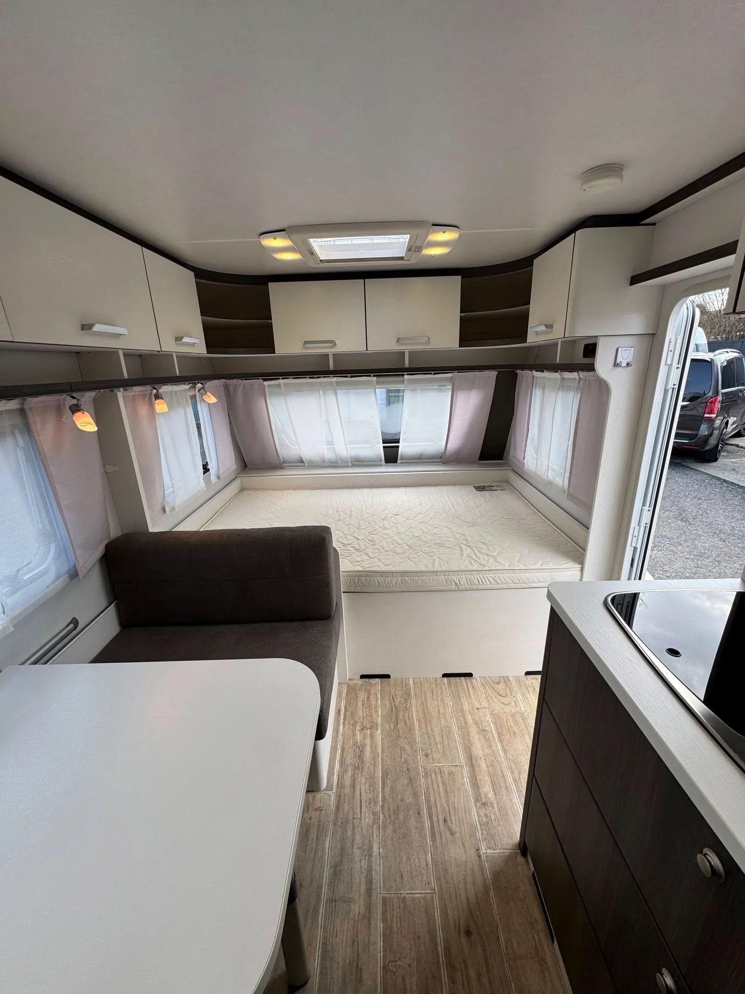 Moderní karavan s prostorným interiérem, kuchyňkou a pohodlným místem na spaní. Ideální pro dobrodružství na cestách!