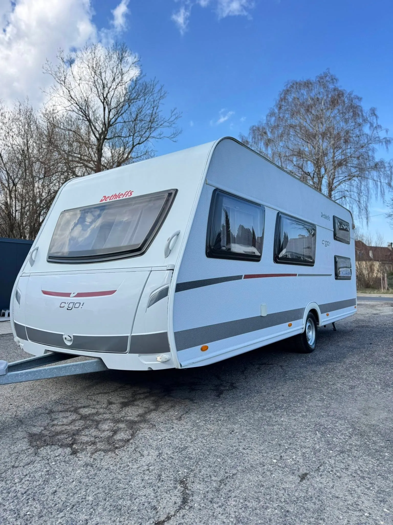 Karavan Dethleffs c'go! s moderním designem, ideální pro dobrodružné cesty.