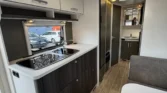 Interiér moderního karavanu s kuchyňkou a komfortním sezením. Ideální pro dobrodružství na cestách.
